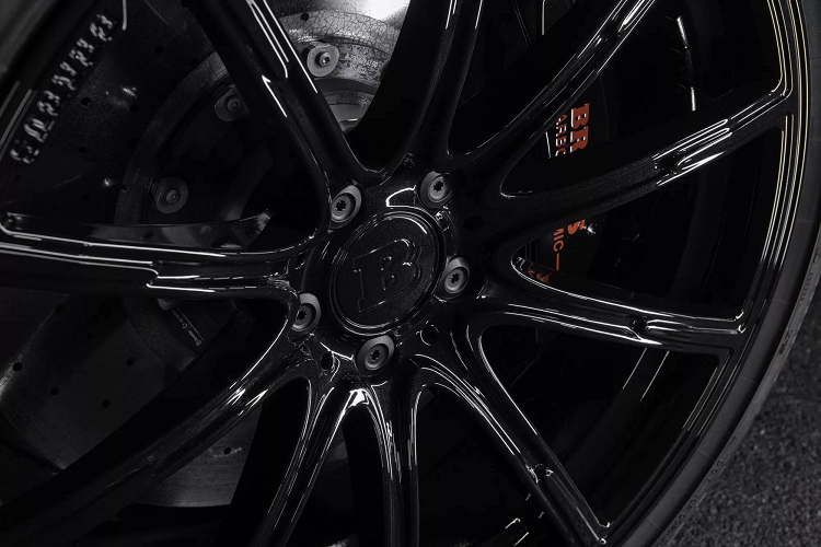 Phần khuếch tán gió carbon phía sau là nơi đặt 4 ống xả bằng titanium, có khả năng điều chỉnh âm thanh ống xả giữa chế độ “Coming Home” êm ái hoặc chế độ “Sport” năng động.