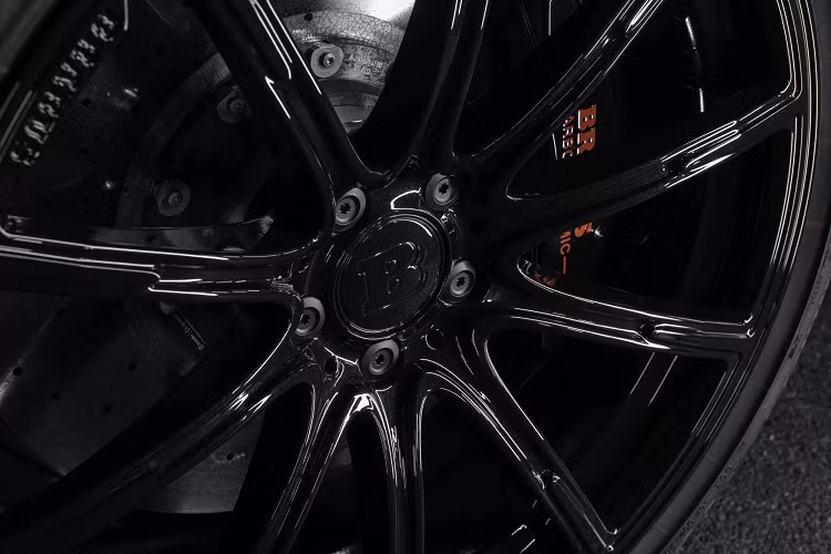 Phần khuếch tán gió carbon phía sau là nơi đặt 4 ống xả bằng titanium, có khả năng điều chỉnh âm thanh ống xả giữa chế độ “Coming Home” êm ái hoặc chế độ “Sport” năng động.