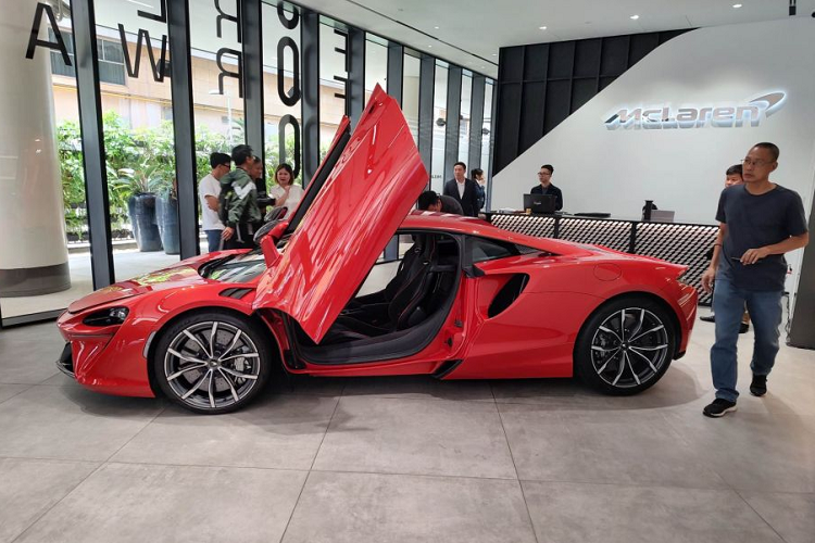 Cung cấp sức mạnh cho McLaren Artura tại Việt Nam là khối động cơ V6 twin-turbo dung tích 3.0L hoàn toàn mới. Với công suất tối đa lên đến 585 mã lực và mô-men xoắn 585 Nm, khối lượng của động cơ chỉ vỏn vẹn 160 kg – nhẹ hơn 50 kg và nhỏ gọn hơn động cơ V8 đặc trưng của McLaren.