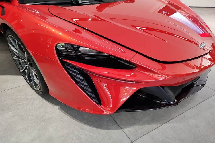 Bên cạnh đó, việc tinh giảm hệ thống động cơ điện và dây dẫn nhỏ gọn giúp Artura có khối lượng khô tối thiểu chỉ 1.395 kg. Tổng khối lượng của hệ thống động cơ hybrid chỉ nặng khoảng 130 kg (bao gồm bộ pin điện 88 kg và động cơ điện 15,4 kg), giúp tổng khối lượng ướt của xe đạt mức 1.498 kg.