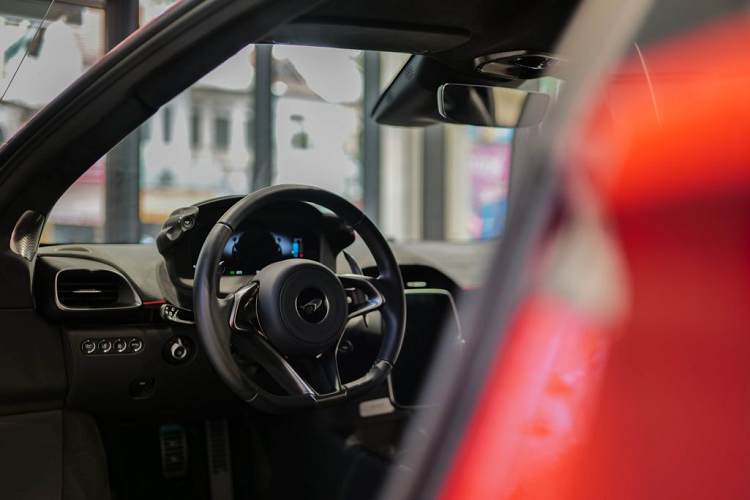 Với sức mạnh trên, xe chỉ mất 3 giây để tăng tốc 0-100 km/h, trước khi đạt giới hạn 330 km/h. McLaren Artura có khả năng tái tạo năng lượng thông qua quá trình đạp ga nhẹ hoặc phanh. Bộ pin bổ trợ cho động cơ điện bao gồm 5 module được làm từ lithium-ion, cung cấp khả năng dự trữ năng lượng 7.4 kWh.