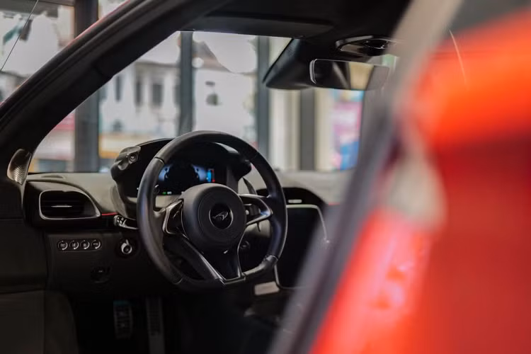 Với sức mạnh trên, xe chỉ mất 3 giây để tăng tốc 0-100 km/h, trước khi đạt giới hạn 330 km/h. McLaren Artura có khả năng tái tạo năng lượng thông qua quá trình đạp ga nhẹ hoặc phanh. Bộ pin bổ trợ cho động cơ điện bao gồm 5 module được làm từ lithium-ion, cung cấp khả năng dự trữ năng lượng 7.4 kWh.