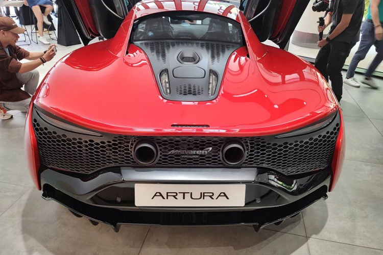 Chế độ E-Mode mang đến khả năng phân bổ trọng lượng hợp lý và bảo vệ được bộ pin điện khi có va chạm. Với thiết kế PHEV, Artura có khả năng sạc đầy đến 80% chỉ trong 2,5 giờ thông qua cáp EVSE tiêu chuẩn.