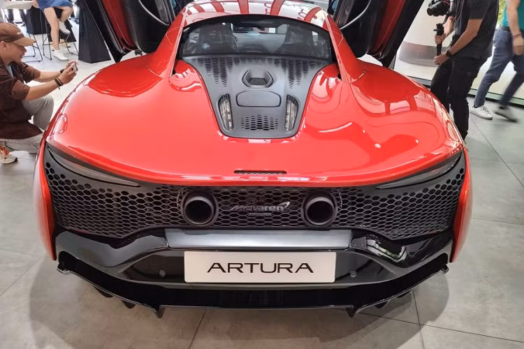 Chế độ E-Mode mang đến khả năng phân bổ trọng lượng hợp lý và bảo vệ được bộ pin điện khi có va chạm. Với thiết kế PHEV, Artura có khả năng sạc đầy đến 80% chỉ trong 2,5 giờ thông qua cáp EVSE tiêu chuẩn.