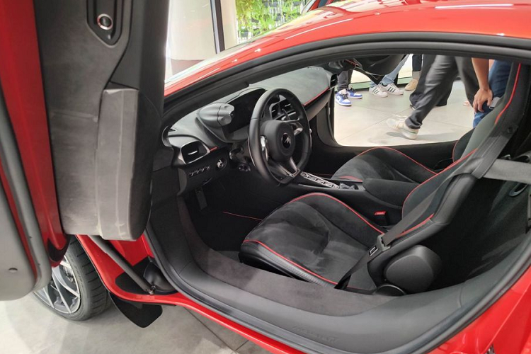 Bộ pin điện có thể thu nhận năng lượng từ động cơ đốt trong, và tùy biến theo chế độ lái đang sử dụng. Chiếc Artura mới về Việt Nam sở hữu màu sơn ngoại thất đỏ cam, đi cùng một số chi tiết được sơn đen nổi bật.