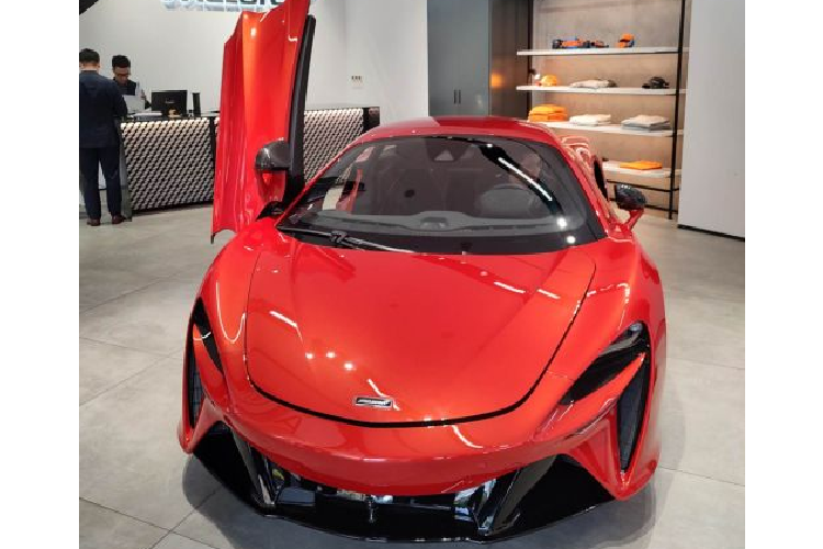 Theo đó, siêu phẩm McLaren Artura này được phân phối với giá 14,69 tỷ đồng, chưa bao gồm các tùy chọn theo nhu cầu của khách hàng. Được giới thiệu lần đầu tiên vào tháng 11/2020, McLaren Artura là bước khởi đầu mạnh mẽ của thương hiệu đến từ Anh Quốc trước kỷ nguyên điện khí hóa toàn cầu.
