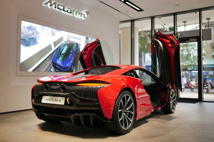 Khi sử dụng chế độ E-Mode, cơ cấu này sẽ cung cấp năng lượng để chiếc xe có thể di chuyển quãng đường tối đa 30 km mà không sản sinh khí thải. Bộ phận này được làm mát bằng chất lỏng và được bố trí trực tiếp trên khung xe làm từ sợi carbon.