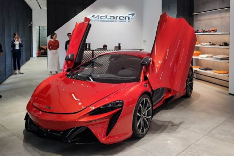 Chiếc xe thừa hưởng cấu trúc sợi carbon trọng lượng siêu nhẹ (McLaren Carbon Lightweight Architecture – MCLA), tối ưu hóa cho thế hệ động cơ mới của dòng xe hybrid hiệu suất cao (HPH). Cơ cấu này được được gia công trực tiếp trong trung tâm công nghệ McLaren Composites Technology Centre (MCTC) tại Sheffield.