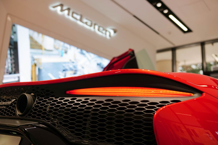 Cách thiết kế của xe cũng mang đậm tính khí động lực học và đặc trưng của các mẫu xe hiệu suất cao. Artura được trang bị bộ mâm Dynamo 10 chấu siêu nhẹ, sơn đen bóng, đi cùng cùm phanh tone sur tone màu đen. Đây cũng là lần đầu tiên chiếc Artura được trang bị công nghệ lốp Cyber Tyre.