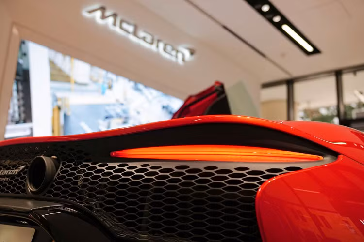 Cách thiết kế của xe cũng mang đậm tính khí động lực học và đặc trưng của các mẫu xe hiệu suất cao. Artura được trang bị bộ mâm Dynamo 10 chấu siêu nhẹ, sơn đen bóng, đi cùng cùm phanh tone sur tone màu đen. Đây cũng là lần đầu tiên chiếc Artura được trang bị công nghệ lốp Cyber Tyre.