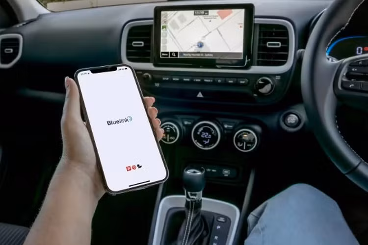 Tại Úc, người dùng Hyundai Venue 2023 được sử dụng miễn phí gói dịch vụ Bluelink trong 5 năm đầu tiên, với nhiều tính năng hữu ích như thông báo cho bên thứ 3 sau khi nhận thấy xe xảy ra va chạm,...