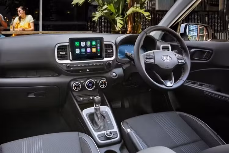 Các nút điều khiển trên vô lăng được sắp xếp lại và bổ sung nút Custom (tùy chỉnh) mới. Ngoài ra, trên phiên bản cao cấp, xe còn được trang bị gương chỉnh điện.