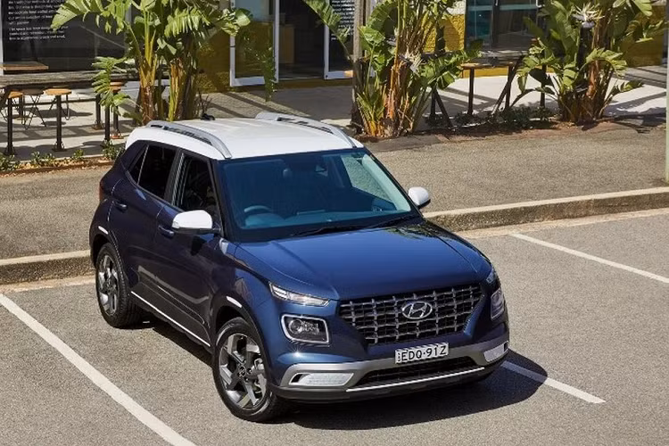  Hyundai Venue 2023 mới ra mắt tại thị trường Úc sẽ được trang bị tiêu chuẩn cụm đồng hồ đo với màn hình hiển thị LCD 4,2 inch và đế sạc điện thoại không dây.