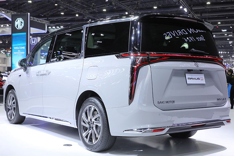 Trên thực tế, MG Maxus 9 chính là mẫu xe SAIC Maxus Mifa 9 hiện đang bán ở thị trường Trung Quốc. Lý giải về tên gọi “Mifa”, đây là từ viết tắt của Maximum (tối đa, ám chỉ không gian/giá trị), Intelligent (thông minh), Friendly (thân thiện) và Artistic (đậm chất nghệ thuật). Khi chuyển sang thương hiệu MG, tên Mifa đã được lược bỏ.