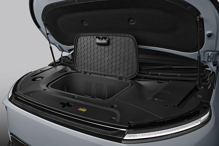 Nhìn ngang hông xe, MG Maxus 9 gây ấn tượng với lối thiết kế tương phản 2 tông màu. Cụ thể, nóc, các cột bên sườn và ốp gương chiếu hậu đều sơn màu đen bóng, trong khi thân, đầu và đuôi xe sơn màu trắng. Ngoài ra, để tạo cảm giác cao cấp và sang trong, MG Maxus 9 còn có một số chi tiết được mạ crôm như nẹp trên cản trước/cản sau, đường chân kính, cột C, nẹp trên cửa và ốp gương chiếu hậu.