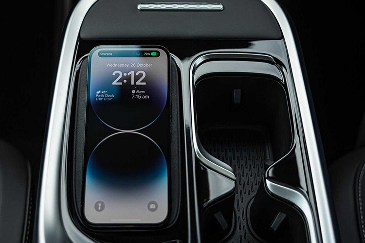 Các trang bị tiện ích nổi bật trên MG Maxus 9 có: vô lăng bọc da 2 chấu, chỉnh 4 hướng, tích hợp phím chức năng; bảng đồng hồ kỹ thuật số 7 inch; màn hình cảm ứng trung tâm 12,3 inch nằm độc lập trên mặt táp-lô, hỗ trợ Apple CarPlay và Android Auto; hệ thống đèn viền nội thất 64 màu; gương chiếu hậu tự động chống chói; sạc điện thoại không dây; bệ tì tay hàng ghế thứ hai tích hợp bàn gấp.