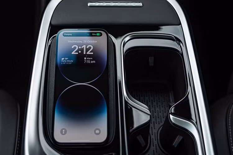 Các trang bị tiện ích nổi bật trên MG Maxus 9 có: vô lăng bọc da 2 chấu, chỉnh 4 hướng, tích hợp phím chức năng; bảng đồng hồ kỹ thuật số 7 inch; màn hình cảm ứng trung tâm 12,3 inch nằm độc lập trên mặt táp-lô, hỗ trợ Apple CarPlay và Android Auto; hệ thống đèn viền nội thất 64 màu; gương chiếu hậu tự động chống chói; sạc điện thoại không dây; bệ tì tay hàng ghế thứ hai tích hợp bàn gấp.