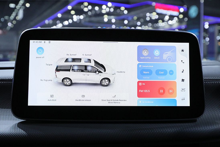 Ngoài ra, phiên bản cao cấp nhất này còn có ghế lái nhớ vị trí, ghế trước với tính năng sưởi ấm/thông gió/massage, gương chiếu hậu kỹ thuật số, hệ thống âm thanh 12 loa và 9 cổng USB. Nội thất trên phiên bản này đều được bọc da thật pha da tổng hợp. Đối với phiên bản tiêu chuẩn, hệ thống ghế ngồi được bọc da bằng chất liệu da tổng hợp. Ghế lái của xe chỉnh điện 8 hướng trong khi ghế phụ lái chỉnh điện 4 hướng.