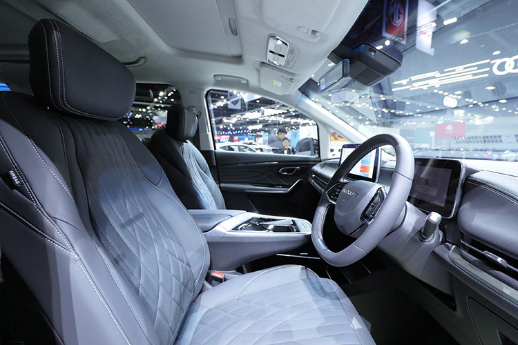 Chiếc MPV sang trọng nhất của thương hiệu MG được trang bị gương chiếu hậu có tính năng gập điện, chỉnh điện và tích hợp đèn báo rẽ. Thêm vào đó là cửa lùa chỉnh điện. MG Maxus 9 sở hữu bộ mâm hợp kim 5 chấu kép hình chữ "V", kích thước 19 inch. Bộ mâm này được bao bởi lốp run-flat kích thước 235/55 R19, và cửa lùa chỉnh điện.