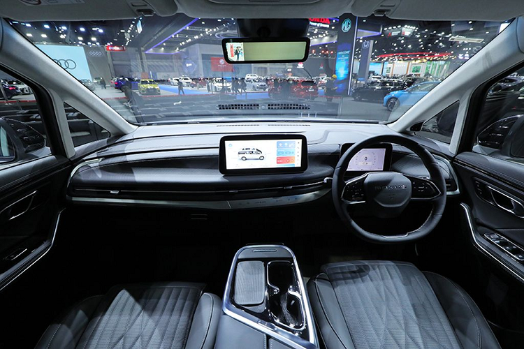 Di chuyển ra phía đuôi xe, MG Maxus 9 thu hút sự chú với cụm đèn hậu LED chạy ngang hết bề rộng của xe và kéo dài xuống chắn bùn. Xe có cánh gió mui tích hợp đèn phanh trên cao và cửa cốp đóng/mở chỉnh điện. Kích thước dài x rộng x cao của chiếc MPV là 5.270 x 2.000 x 1.840 mm, chiều dài cơ sở 3.200 mm. So với Toyota Alphard, số đo của Maxus 9 “nhỉnh” hơn hẳn.