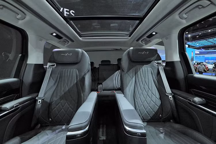 Về an toàn, MG Maxus 9 được trang bị 6 túi khí, phanh tay điện tử, hệ thống cảnh báo áp suất lốp, cảnh báo khi người lái mất tập trung, cảnh báo tiền va chạm, phanh khẩn cấp tự động, hệ thống kiểm soát hành trình thích ứng, hệ thống kiểm soát hành trình tốc độ thấp, hỗ trợ giữ làn đường, hỗ trợ giữ làn đường khẩn cấp, ngăn va chạm trong điểm mù và camera 360 độ.