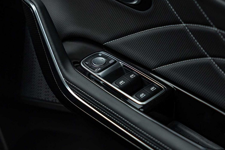 Bên trong cabin, MG Maxus 9 có cấu hình 6 ghế đơn cao cấp (2+2+2). Trong đó, phiên bản V Super Luxury cao cấp có 2 ghế thương gia tích hợp các chức năng chỉnh điện, sưởi, làm mát và massage cùng màn hình điện tử tích hợp để điều khiển. Với những trang bị tiện ích này, MG Maxus 9 thậm chí còn hiện đại hơn một số mẫu MPV đắt tiền hơn, điển hình là Toyota Alphard.