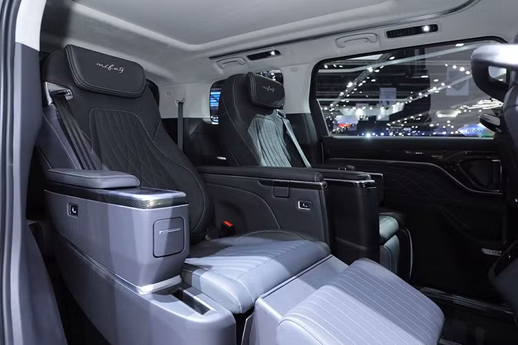 Về truyền động, MG Maxus 9 sử dụng hệ truyền động xoay quanh mô tơ điện đơn công suất 245 mã lực, 350Nm mô-men xoắn. Pin lithium-ion 90 kWh cho xe vận hành 540 km theo chu trình thử nghiệm NEDC, bản cao cấp có dung lượng pin lớn hơn chạy được 650 km mỗi lần sạc. Bộ pin trên MG Maxus 9 có thể sạc bằng bộ sạc chậm AC 11 kW hoặc sạc nhanh DC 120 kW. Thời gian sạc đầy pin bằng sạc chậm là 8,5 tiếng.