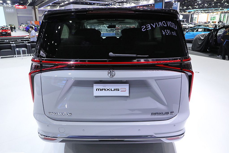MG Maxus 9 2023 chạy điện có phong cách thiết kế tối giản, trong khi vóc dáng đậm chất các mẫu MPV truyền thống. Phần đầu xe được trang bị hệ thống đèn 2 tầng với dải đèn LED định vị ban ngày được làm khá mảnh ở phía trên còn đèn pha LED đặt thấp bên dưới, trong hốc. Sâu xuống phía dưới là hốc gió trung tâm hình chữ nhật, được tích hợp vào cản trước màu đen. Đáng chú ý, ở giữa hốc gió trung tâm còn có hộp màu đen chứa radar, phục vụ hệ thống an toàn chủ động ADAS của xe.
