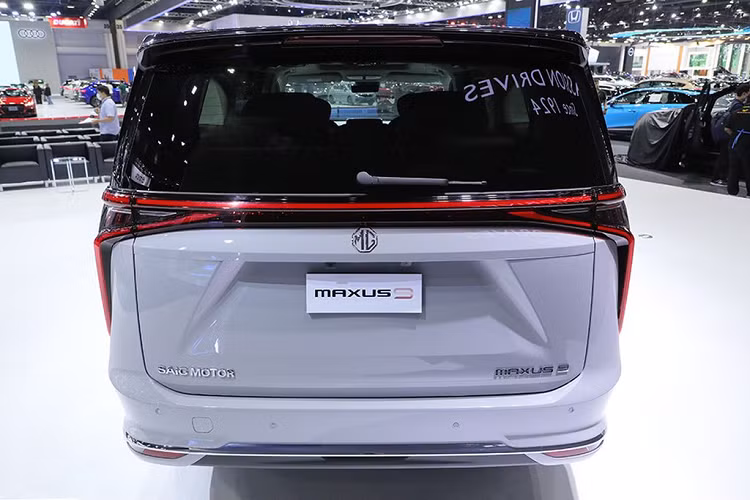 MG Maxus 9 2023 chạy điện có phong cách thiết kế tối giản, trong khi vóc dáng đậm chất các mẫu MPV truyền thống. Phần đầu xe được trang bị hệ thống đèn 2 tầng với dải đèn LED định vị ban ngày được làm khá mảnh ở phía trên còn đèn pha LED đặt thấp bên dưới, trong hốc. Sâu xuống phía dưới là hốc gió trung tâm hình chữ nhật, được tích hợp vào cản trước màu đen. Đáng chú ý, ở giữa hốc gió trung tâm còn có hộp màu đen chứa radar, phục vụ hệ thống an toàn chủ động ADAS của xe.
