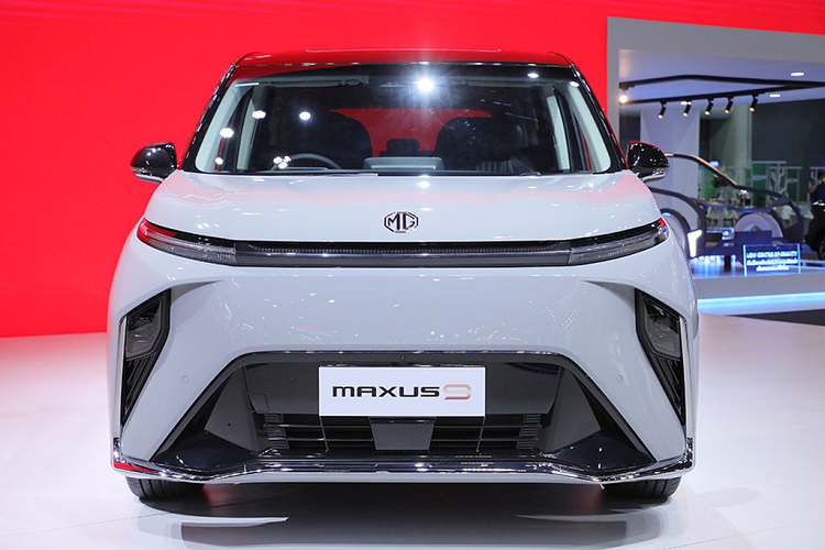 Sau khoảng hơn một tháng có mặt tại xứ sở chùa Vàng, đến nay MG Maxus 9 mới được công bố giá bán. Theo đó, tại Thái Lan xe được phân phối với 2 phiên bản là: X Luxury và V Super Luxury. Giá xe MG Maxus 9 2023 tương ứng của 2 phiên bản này lần lượt là 2,499 triệu Baht (khoảng 1,72 tỷ đồng) và 2,699 triệu Baht (khoảng 1,86 tỷ đồng).