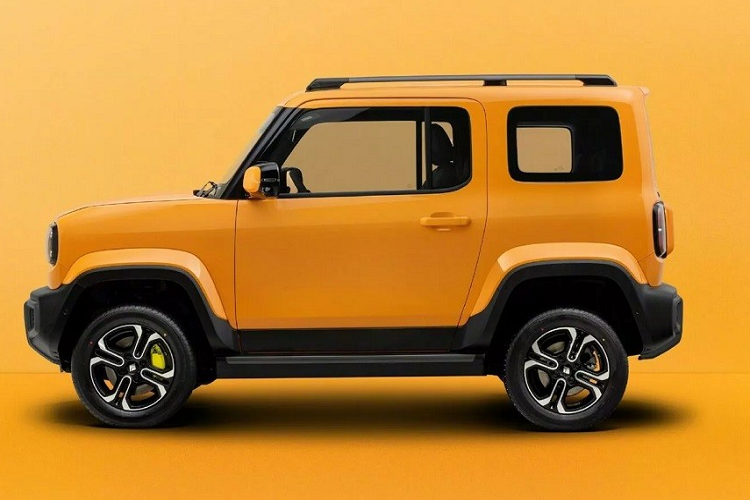 SUV Baojun Yep thuần điện sở hữu ngoại hình theo phong cách xe việt dã khá bắt mắt. Baojun Yep là phiên bản thương mại của mẫu xe concept từng được hé lộ vào năm ngoái. So với phiên bản concept, Baojun Yep không thay đổi nhiều về thiết kế và trông chẳng khác nào Mercedes-Benz G-Class thu nhỏ.