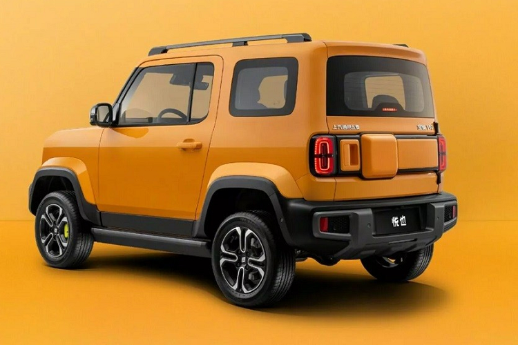 Nằm trong hốc bánh vuông vức của xe là vành la-zăng khá nhỏ với thiết kế 4 chấu và phối 2 màu. Ngoài ra, trên bánh trước của xe còn có cùm phanh màu xanh cốm. Đáng tiếc là hiện hình ảnh nội thất của Baojun Yep vẫn chưa được công bố. Tuy nhiên, với kích thước nhỏ như trên, mẫu ô tô điện này dự kiến sẽ chỉ có nội thất 4 chỗ ngồi.