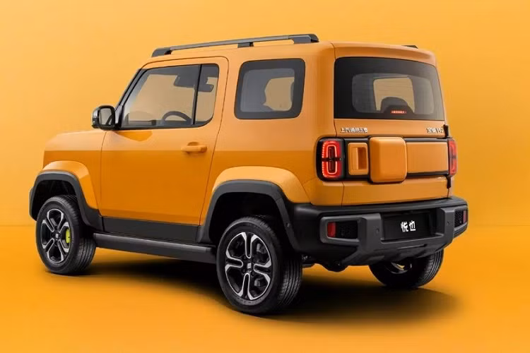 Nằm trong hốc bánh vuông vức của xe là vành la-zăng khá nhỏ với thiết kế 4 chấu và phối 2 màu. Ngoài ra, trên bánh trước của xe còn có cùm phanh màu xanh cốm. Đáng tiếc là hiện hình ảnh nội thất của Baojun Yep vẫn chưa được công bố. Tuy nhiên, với kích thước nhỏ như trên, mẫu ô tô điện này dự kiến sẽ chỉ có nội thất 4 chỗ ngồi.