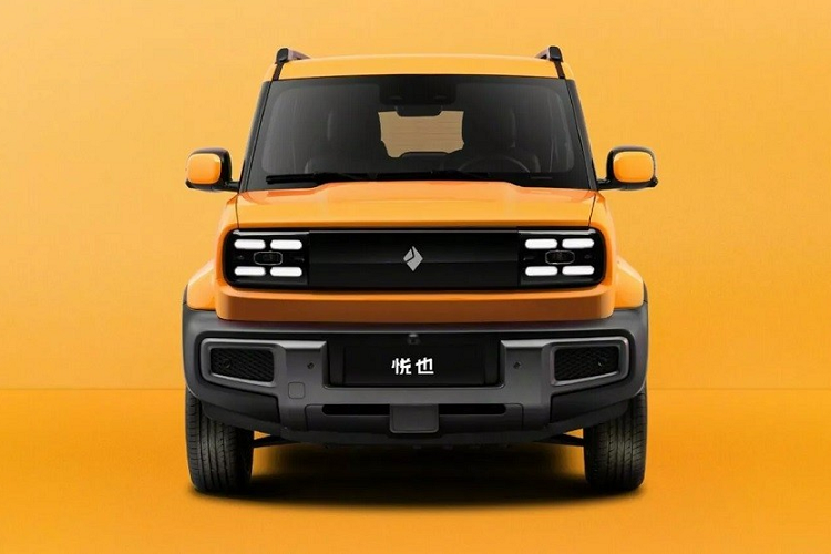 Bên ngoài, Baojun Yep gây ấn tượng với gầm khá cao, chắn bùn nổi bật, cản trước/sau sơn màu đen, tích hợp tấm ốp gầm và baga nóc có thể sử dụng được thay vì chỉ trang trí cho đẹp. Những chi tiết ngoại thất đáng chú ý khác của mẫu ô tô Trung Quốc này nằm ở hệ thống đèn LED từ trước ra sau và chi tiết giả lốp dự phòng trên cửa cốp.