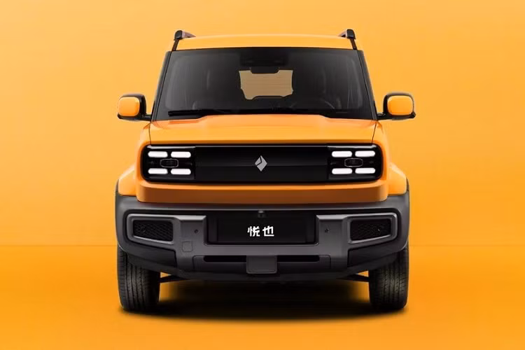 Bên ngoài, Baojun Yep gây ấn tượng với gầm khá cao, chắn bùn nổi bật, cản trước/sau sơn màu đen, tích hợp tấm ốp gầm và baga nóc có thể sử dụng được thay vì chỉ trang trí cho đẹp. Những chi tiết ngoại thất đáng chú ý khác của mẫu ô tô Trung Quốc này nằm ở hệ thống đèn LED từ trước ra sau và chi tiết giả lốp dự phòng trên cửa cốp.