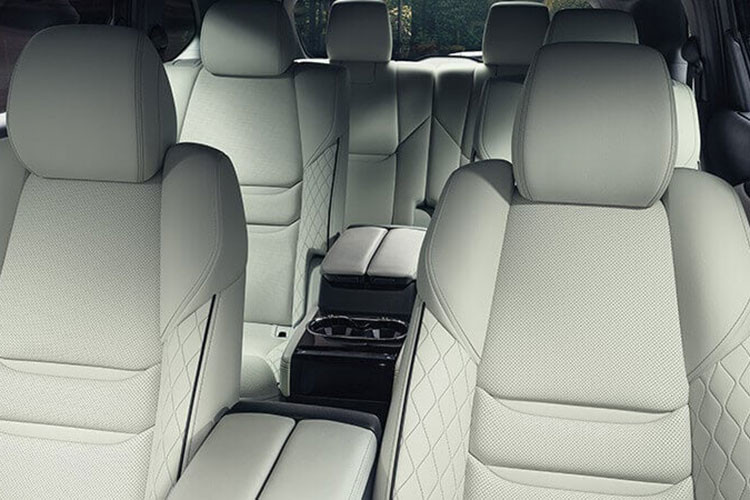 Mặc dù hãng xe chưa công bố danh sách tính năng của CX-90 nhưng dựa vào những hình ảnh được công bố có thể thấy xe sở hữu nhiều trang bị hiện đại, nổi bật như màn hình trên kính lái HUD, phanh tay điện tử, tự động giữ phanh tạm thời... 