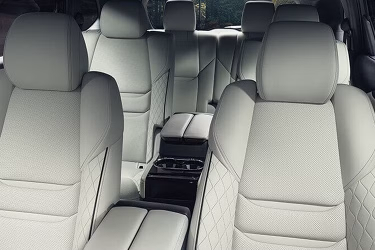 Mặc dù hãng xe chưa công bố danh sách tính năng của CX-90 nhưng dựa vào những hình ảnh được công bố có thể thấy xe sở hữu nhiều trang bị hiện đại, nổi bật như màn hình trên kính lái HUD, phanh tay điện tử, tự động giữ phanh tạm thời... 