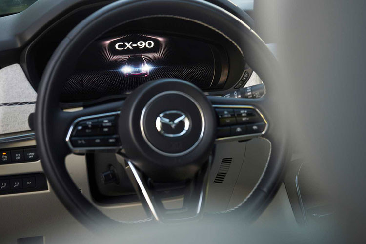 Mazda CX-90 có thiết kế 3 hàng ghế, nội thất kết hợp giữa da, gỗ và vải. Nổi bật trên mặt taplo là màn hình trung tâm có kích thước lên đến 12,3 inch. 