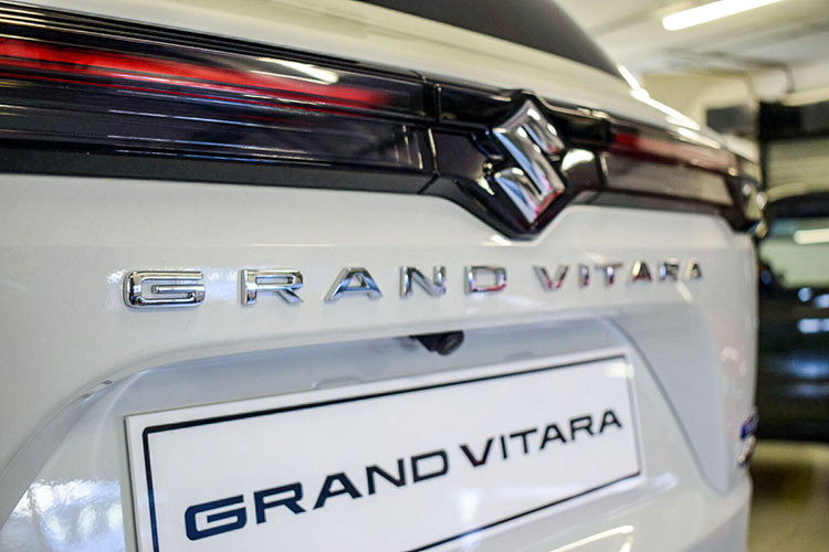 Được áp dụng ngôn ngữ thiết kế tương tự những mẫu xe cùng thương hiệu như Suzuki Across hay SX4 S-Cross, Grand Vitara 2023 trông khá thể thao và cứng cáp. Mẫu SUV hạng B này được trang bị lưới tản nhiệt NEXWave màu đen, hệ thống đèn 2 tầng trên đầu xe, hốc bánh "cơ bắp", vành hợp kim và đèn hậu thanh mảnh, nằm vắt ngang đuôi xe.