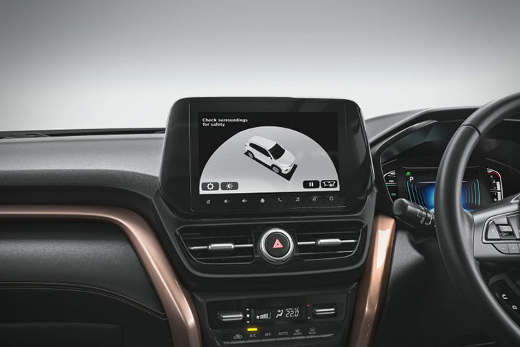 Bên trong mẫu xe này là không gian nội thất 5 chỗ ngồi và được bọc bằng chất liệu giả da. Trang bị nội thất của Suzuki Grand Vitara 2023 ở thị trường Ấn Độ khá ổn với bảng đồng hồ tích hợp màn hình đa thông tin, màn hình cảm ứng trung tâm 9 inch, màn hình hiển thị thông tin kính lái, cửa sổ trời toàn cảnh Panorama và ghế trước thông hơi.