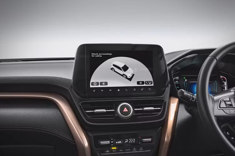 Bên trong mẫu xe này là không gian nội thất 5 chỗ ngồi và được bọc bằng chất liệu giả da. Trang bị nội thất của Suzuki Grand Vitara 2023 ở thị trường Ấn Độ khá ổn với bảng đồng hồ tích hợp màn hình đa thông tin, màn hình cảm ứng trung tâm 9 inch, màn hình hiển thị thông tin kính lái, cửa sổ trời toàn cảnh Panorama và ghế trước thông hơi.