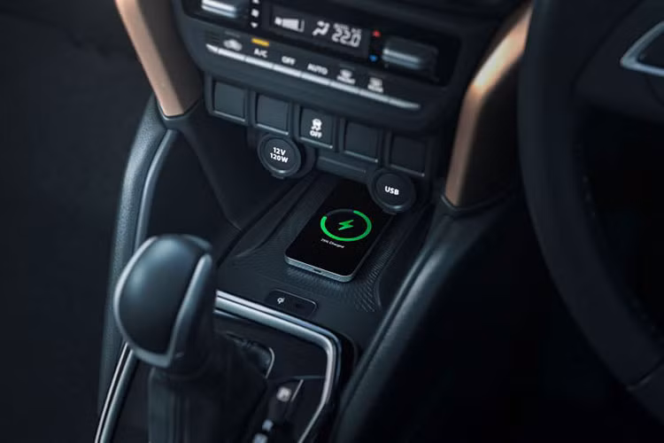 Ở bản cao cấp, xe còn có thêm bảng đồng hồ kỹ thuật số toàn phần, sạc điện thoại thông minh không dây, hệ thống đèn viền nội thất, tính năng ra lệnh bằng giọng nói dùng Google và Siri cũng như camera 360 độ.