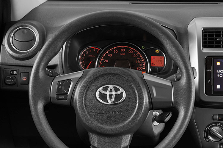 Mẫu xe cỡ A thế hệ mới này sẽ dùng hệ thống chìa khóa thông minh, ghế lái được nâng cấp chỉnh 6 hướng thay vì 4 hướng và ghế trước có tựa đầu tách rời. Ở phía sau, Toyota Wigo thế hệ mới có thể gập phẳng hàng ghế thứ 2 để mở rộng không gian để hành lý.