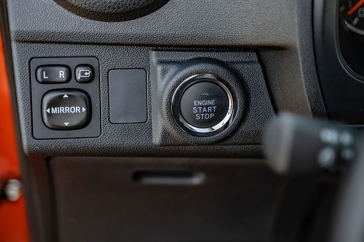 Chưa dừng lại ở đó, Toyota Wigo 2023 còn được bổ sung thêm một số tính năng an toàn khá hiện đại như hỗ trợ khởi hành ngang dốc, cảnh báo điểm mù cùng cảnh báo phương tiện cắt ngang phía sau...