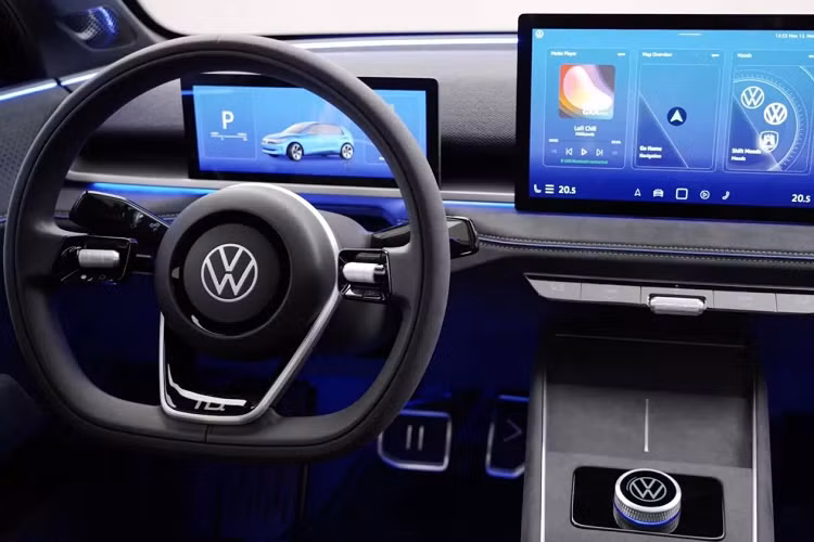 Khoang cabin của Volkswagen ID.2all chạy điện chỉ đủ chỗ cho 2 hàng ghế. Ở trạng thái bình thường, khu vực chứa hành lý có thể tích 440 lít nhưng sẽ tăng lên đến 1.330 lít nếu gập hàng ghế thứ 2 lại. Trong trường hợp cần chở đồ vật dài bất thường, chỉ việc hạ nốt ghế phụ phía trước xuống là sẽ có không gian với chiều dài lên đến 2.200 mm.