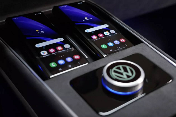 Bên cạnh đó, hàng ghế thứ 2 cũng có thể được nâng lên, để lộ ngăn chứa đồ bên dưới. Về quãng đường di chuyển, Volkswagen chưa tiết lộ cụ thể dung lượng pin nhưng khẳng định rằng mục tiêu của hãng là tạo ra chiếc xe có thể đi được 450 km theo tiêu chuẩn WLTP, tích hợp sạc 11 kW và có thể hỗ trợ sạc nhanh 170 kW để nạp năng lượng từ 10-80% pin trong vòng 20 phút.