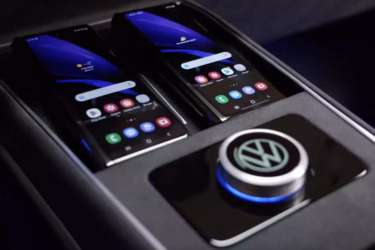 Bên cạnh đó, hàng ghế thứ 2 cũng có thể được nâng lên, để lộ ngăn chứa đồ bên dưới. Về quãng đường di chuyển, Volkswagen chưa tiết lộ cụ thể dung lượng pin nhưng khẳng định rằng mục tiêu của hãng là tạo ra chiếc xe có thể đi được 450 km theo tiêu chuẩn WLTP, tích hợp sạc 11 kW và có thể hỗ trợ sạc nhanh 170 kW để nạp năng lượng từ 10-80% pin trong vòng 20 phút.