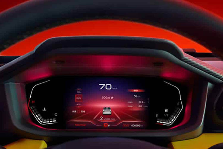 Chiếc xe mới có đồng hồ LCD 7 inch và việc bổ sung màn hình giải trí lớn có kích thước 13 inch, đặt dọc cũng giúp giảm số lượng nút bấm vật lý ở khu vực điều khiển trung tâm. Ngoài ra, hình dáng hốc gió điều hòa của xe cũng được nâng cấp. Về sức mạnh, chiếc xe Fengshen Yixuan GS Mach Edition sẽ được trang bị động cơ Dongfeng Mach theo tiêu chuẩn.