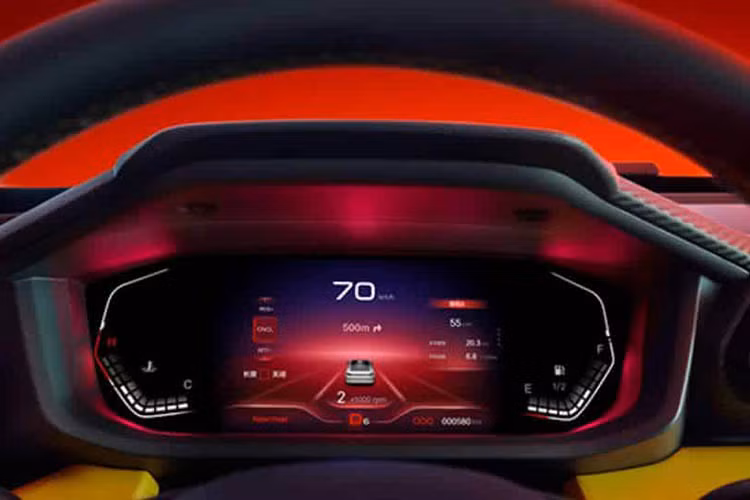 Chiếc xe mới có đồng hồ LCD 7 inch và việc bổ sung màn hình giải trí lớn có kích thước 13 inch, đặt dọc cũng giúp giảm số lượng nút bấm vật lý ở khu vực điều khiển trung tâm. Ngoài ra, hình dáng hốc gió điều hòa của xe cũng được nâng cấp. Về sức mạnh, chiếc xe Fengshen Yixuan GS Mach Edition sẽ được trang bị động cơ Dongfeng Mach theo tiêu chuẩn.