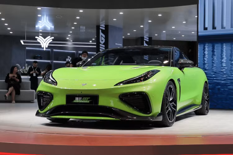 Và nếu bạn thấy màu sơn cũng như tên gọi khá quen mắt, hãng siêu xe Lamborghini cũng có 1 phiên bản hiệu suất cao cho dòng Huracan và Urus của họ, nhưng gọi tên là Performante, trong đó, bộ áo xanh lá cũng là phong cách màu sơn đặc trưng của thương hiệu Ý.